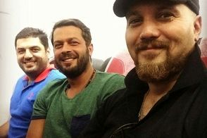 موتورسواری کامبیز دیرباز و رفیق‌ صمیمی‌اش در خیابان