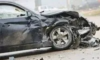 متلاشی شدن یک خودرو پس از تصادف با مانع بتنی