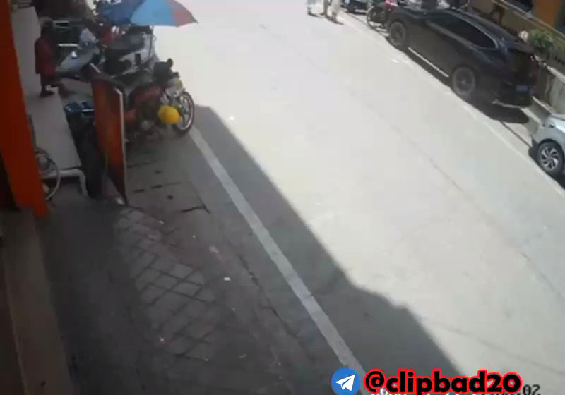 زیرگرفتن هولناک یک کودک سر به هوا توسط کامیون در خیابان