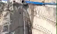 پرواز کامیون با بار مصالح از کوه به شیوه‌ای ترسناک!