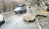 هشدار؛ خطر ریزش سنگ در این جاده