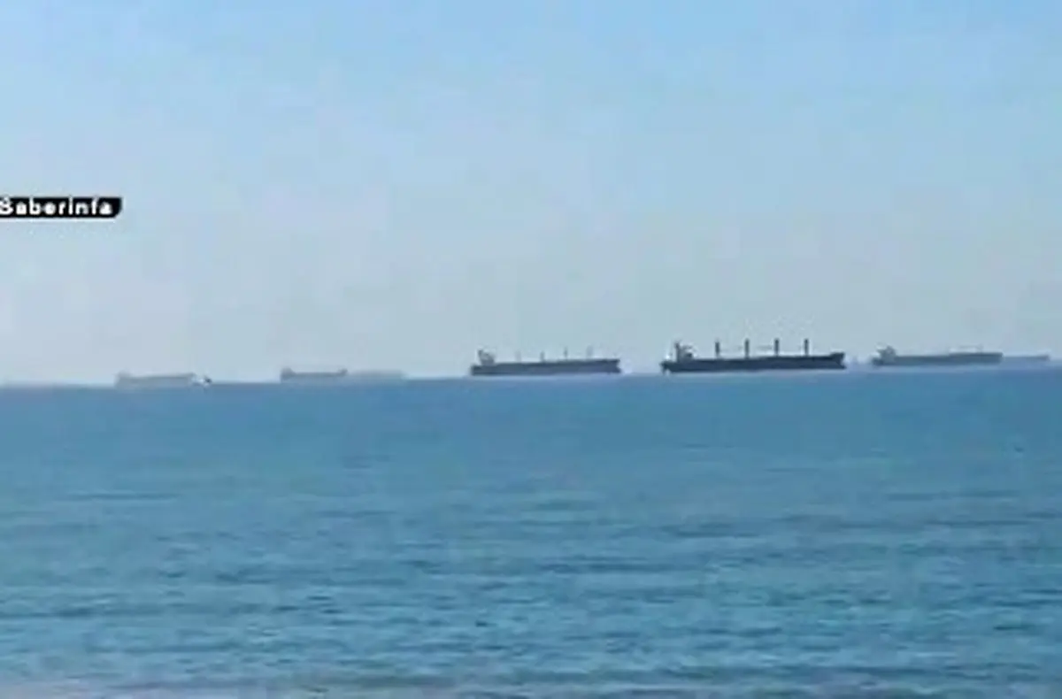 انتظار کشتی‌ها در ورودی تنگه هرمز برای پایان رزمایش