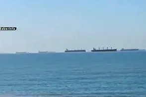 انتظار کشتی‌ها در ورودی تنگه هرمز برای پایان رزمایش سپاه