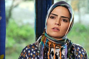 استایل زمستانی بازیگر سریال «از یاد رفته» در یک کافه