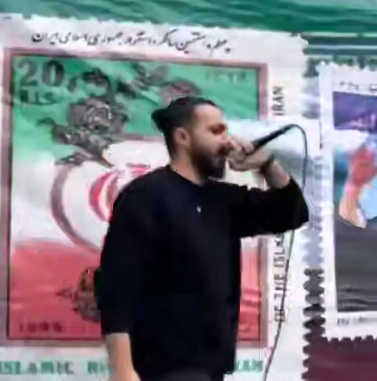 ویدئو رپ‌خوانی یک مرد در حاشیه راهپیمایی 22 بهمن