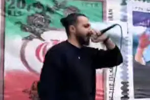 ویدئو رپ‌خوانی یک مرد در حاشیه راهپیمایی 22 بهمن