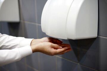 خشک کردن دست‌ها با خشک کن برقی ممنوع!