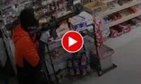 لحظه مچ‌گیری پلیس از سارق در مغازه