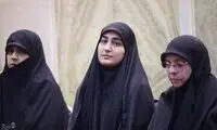 عکسی از زینب سلیمانی در مراسم گرامیداشت پدر همسرش 