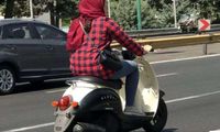 لحظه برخورد یک زن اصفهانی با موتور به رستوران!