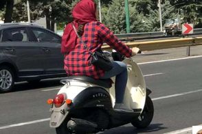 لحظه ورود عجیب یک زن با موتور به داخل رستوران!