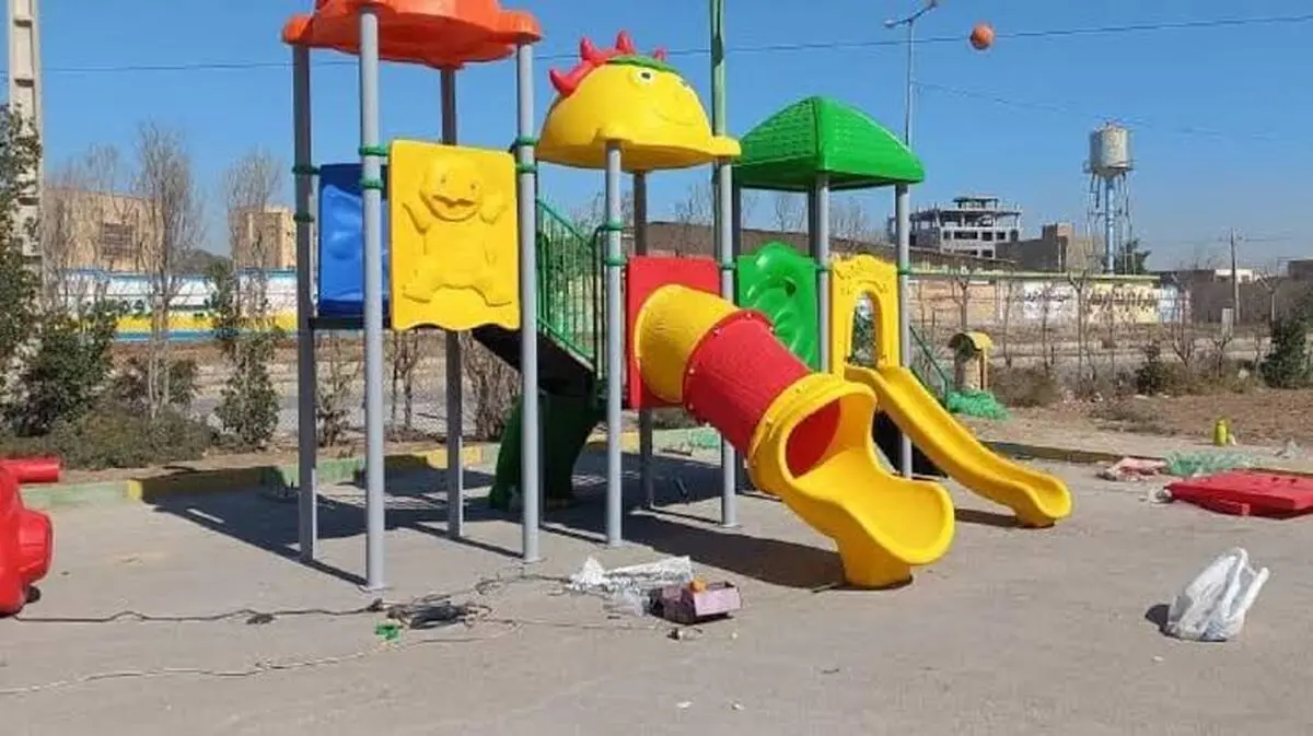 شهرداری خرمشهر سرسره شکسته را سیمان‌کاری کرد!