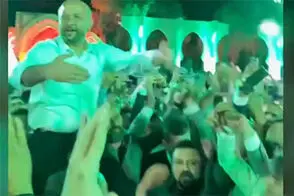 رقص آقایان وزیر در مراسم عروسی خبرساز شد