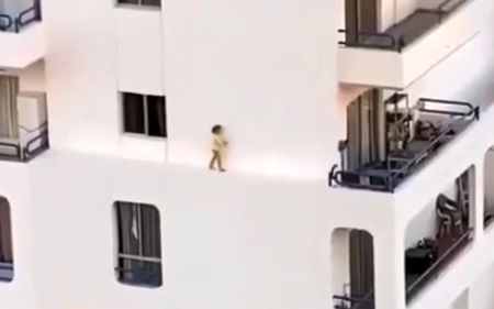 تفریح عجیب و خطرناک یک کودک در بالکن طبقه چهارم