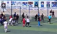 شاهکار دیگر در فوتبال ایران با کتک زدن شدید داور