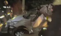 متلاشی شدن پژو ۲۰۶ بعد از تصادف با تیر چراغ برق