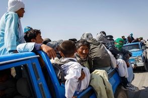 عکسی از پذیرایی ایرانی‌ها از مهاجران افغان‌ در مرز