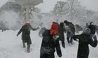 قابی از برف‌بازی چند دختر و پسر جوان در سال ۷۹