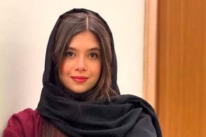 سلفی سیاه وسفید نفس بازغی در یک لوکیشن خاص