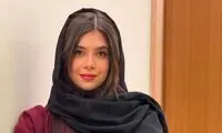 سلفی سیاه و سفید نفس بازغی در یک لوکیشن خاص