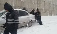 تصاویری از امدادرسانی به جاماندگان در برف اخیر 