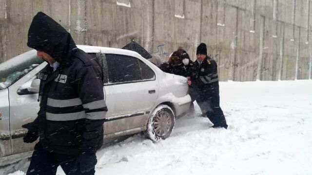 تصاویری از امدادرسانی به جاماندگان در برف اخیر 