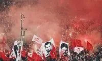 تصویر شاعر نامدار ایرانی بر دستان هواداران تراکتور