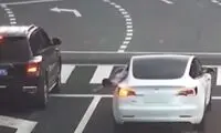  لحظه دلخراش پرت‌شدن کودک از ماشین در اتوبان