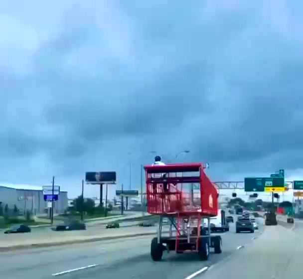 رانندگی با خودرویی عجیب‌ در خیابان‌های تگزاس
