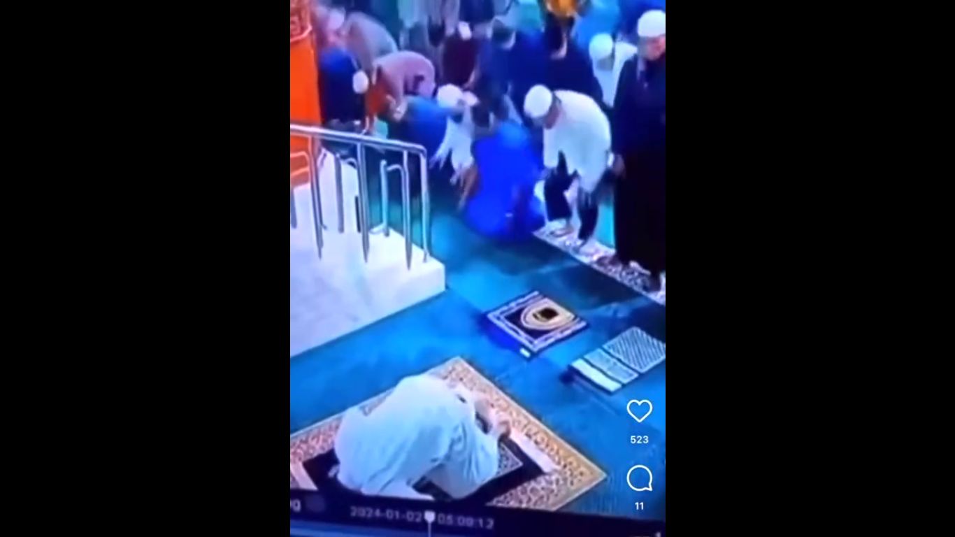لحظه فوت امام جماعت حین اقامه نماز در یک مسجد