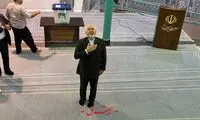 عکسی از ظریف و همسرش در حسینیه جماران