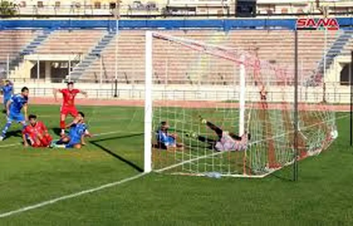 برف سنگین ۲ ورزشگاه فوتبال را تخریب کرد