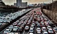 حرکت خطرناک و دسته‌جمعی یک خانواده وسط اتوبان