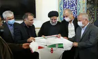 پیراهن شماره ۸ تیم ملی فوتبال در دستان رئیسی