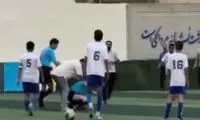 صحنه‌های شوکه‌کننده از کتک‌خوردن داور در فوتبال ایران!