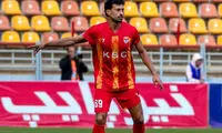 رامین با پیراهن و شلوار بزرگ در فولاد بزرگ
