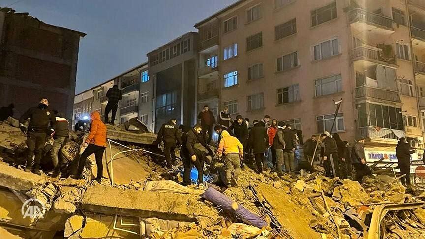 پناه آوردن مردم ترکیه به خیابان‌ها پس از زلزله