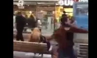 حمله عجیب یک زن رهگذر به عابرین پیاده 