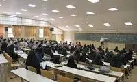 تصویری از یک استادِ بچه به بغل، سوژه شد