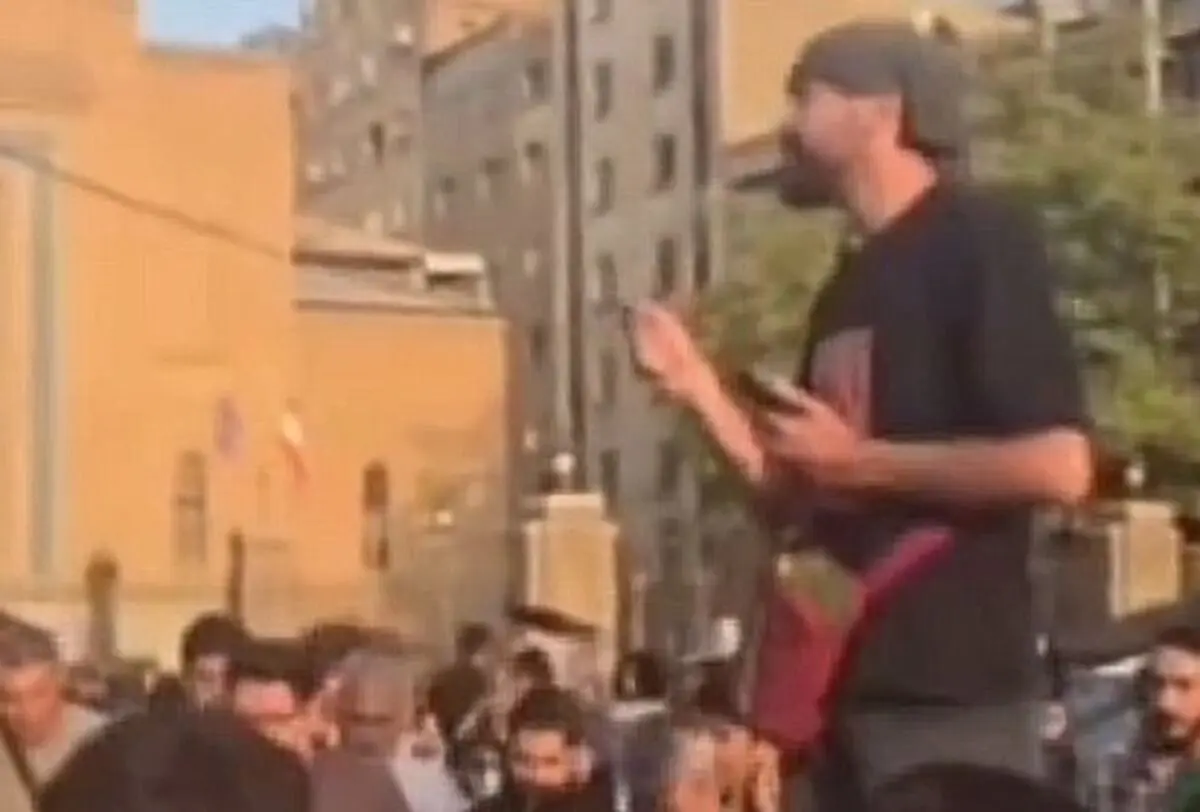 واکنش فوری مردم به آتش‌گرفتن موتور یک پیک