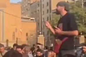 واکنش فوری مردم به آتش‌گرفتن موتور یک پیک