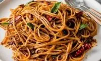 طرز تهیه نودل با سوسیس؛ ساده و خوشمزه 
