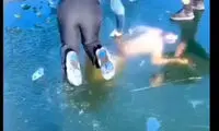 گیر افتادن دلهره‌آور یک شناگر زیر یخ‌های دریاچه!