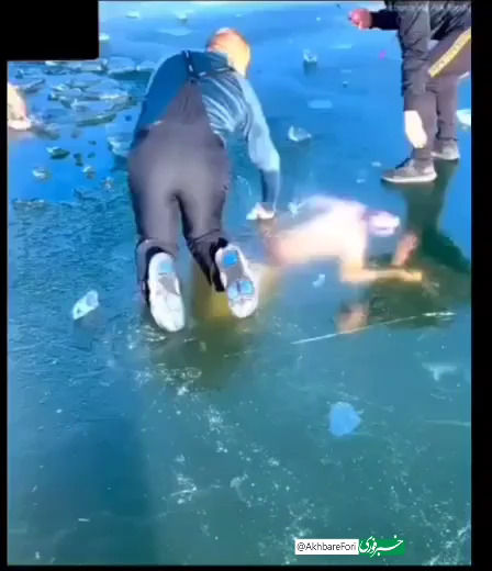 گیر افتادن دلهره‌آور یک شناگر زیر یخ‌های دریاچه!