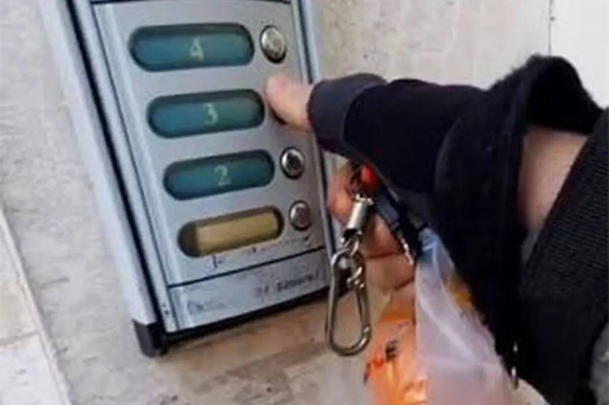 ویدیوی یک پیک از تفاوت رفتار دو مشتری‌ وایرال شد