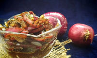 طرز تهیه پیاز پرورده؛ چاشنی بی‌نظیر کباب و کتلت