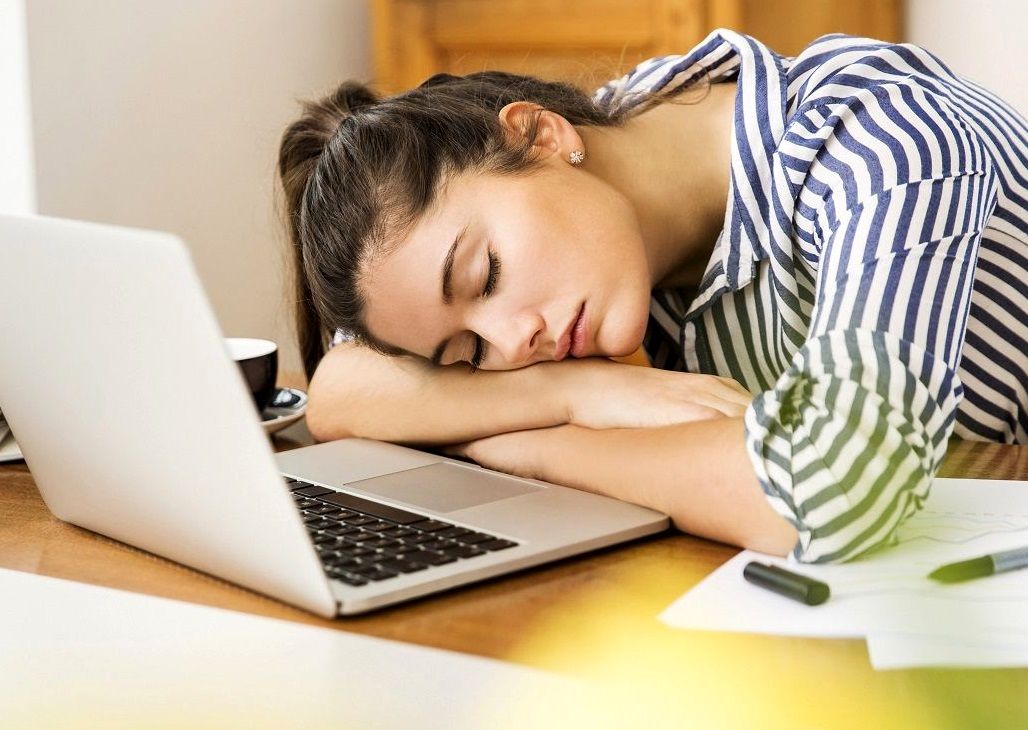 چرا خوابیدن سر کار مفید است؟!