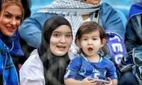 دختر ۲ ساله مدافع استقلال در حال تماشای دربی