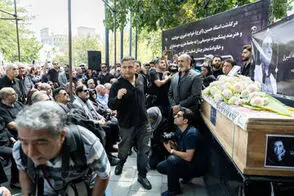 رقص و آواز در مراسم تشییع پیکر ایرج خواجه‌امیری!