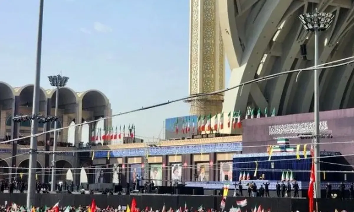 نمایی از پیکر رهبر شهید و خانواده ایشان در مصلی تهران